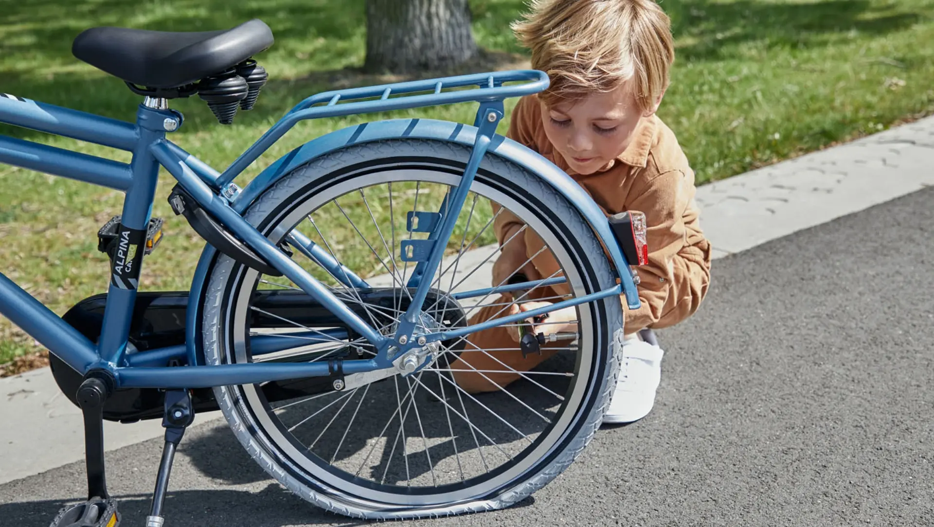 kleine jongen pompt achterband op